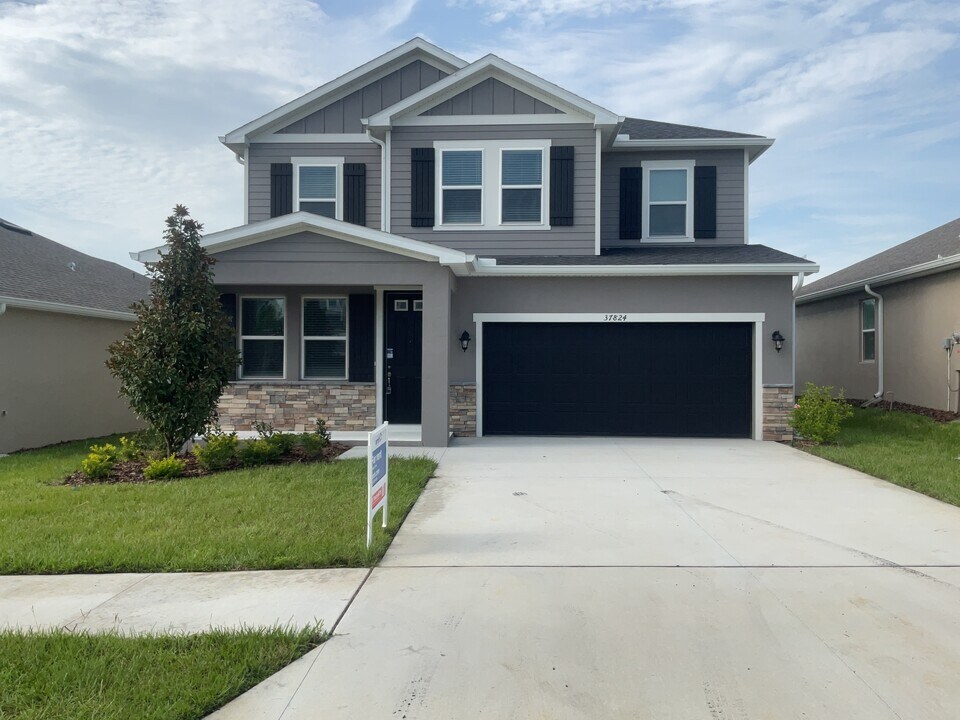 37824 Dusty Saddle Ln in Zephyrhills, FL - Building Photo