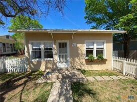 385 Comal Ave in New Braunfels, TX - Building Photo