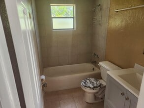 134 W 24th St in Riviera Beach, FL - Building Photo - Building Photo
