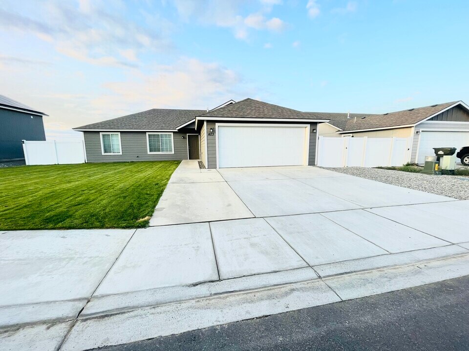 423 Cardinal Pl in Umatilla, OR - Foto de edificio