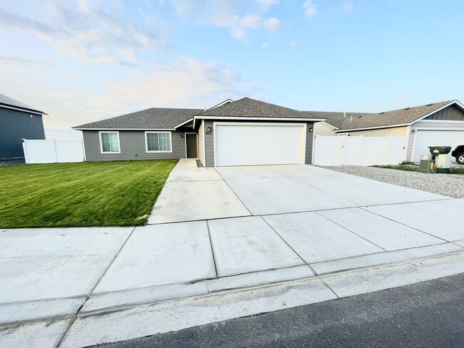 property at 423 Cardinal Pl