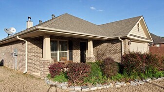 1013 River Crest Trl in Helena, AL - Building Photo