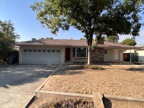 1338 E Almendra Dr in Fresno, CA - Building Photo - Building Photo