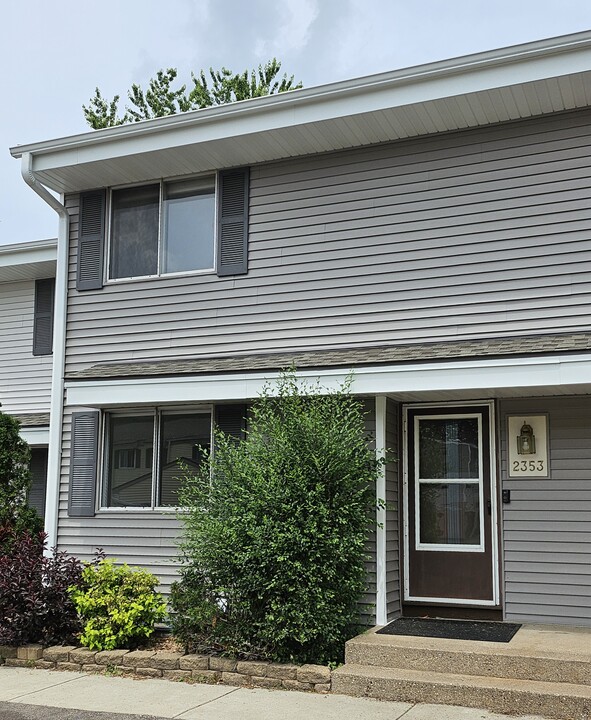 2353 Mailand Ct E in Maplewood, MN - Building Photo