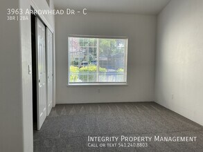 3963 Arrowhead Dr in Medford, OR - Building Photo - Building Photo
