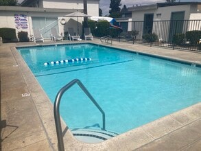 Beachside Apartments in Anaheim, CA - Foto de edificio - Building Photo