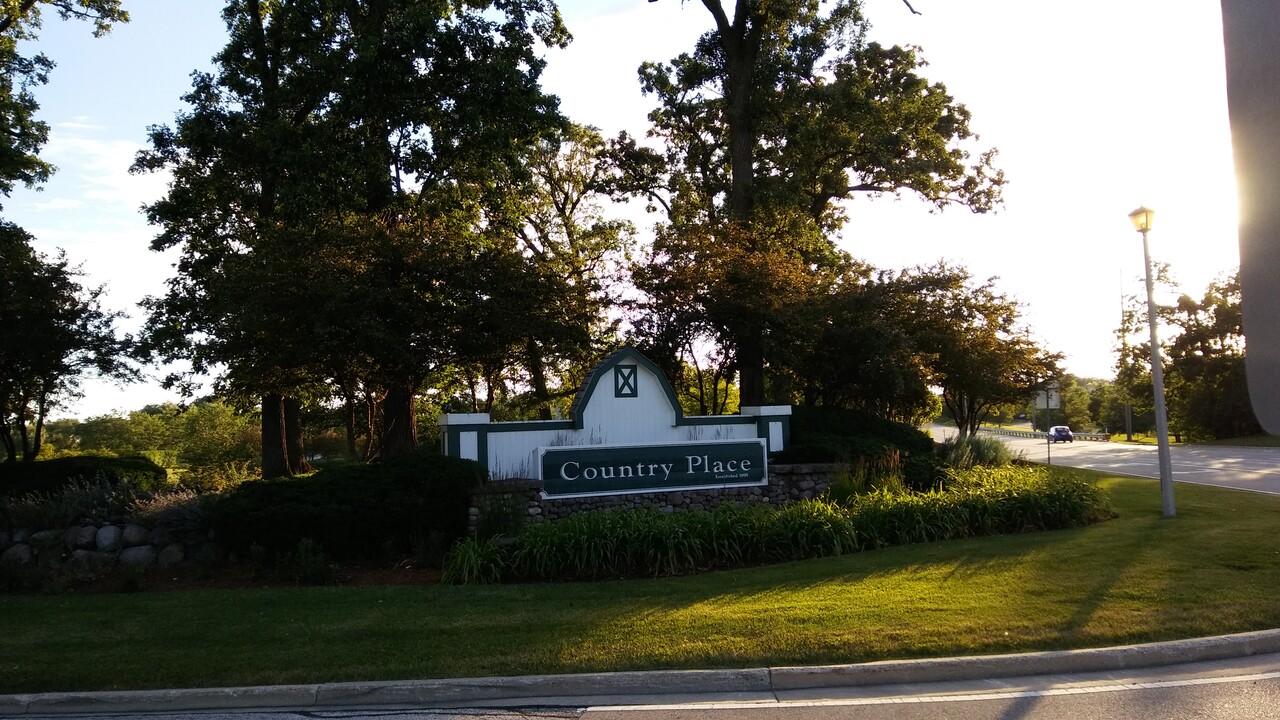 743 Sycamore Ct in Lindenhurst, IL - Building Photo
