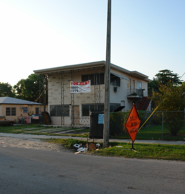 30 NE 78th St in Miami, FL - Foto de edificio - Building Photo