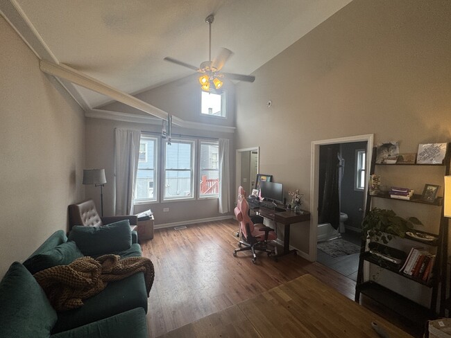 2042 W Cullerton St, Unit Coach house
