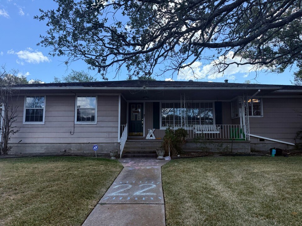 900 Winding Rd in College Station, TX - Building Photo