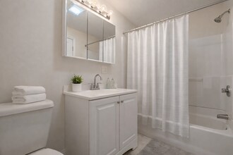 1054 Cambridge St, Unit 2R in Cambridge, MA - Foto de edificio - Building Photo