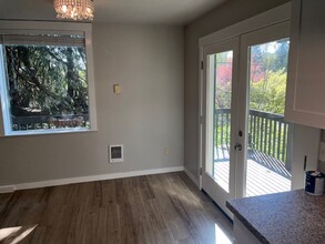 18730 Yew Way, Unit B in Snohomish, WA - Foto de edificio - Building Photo