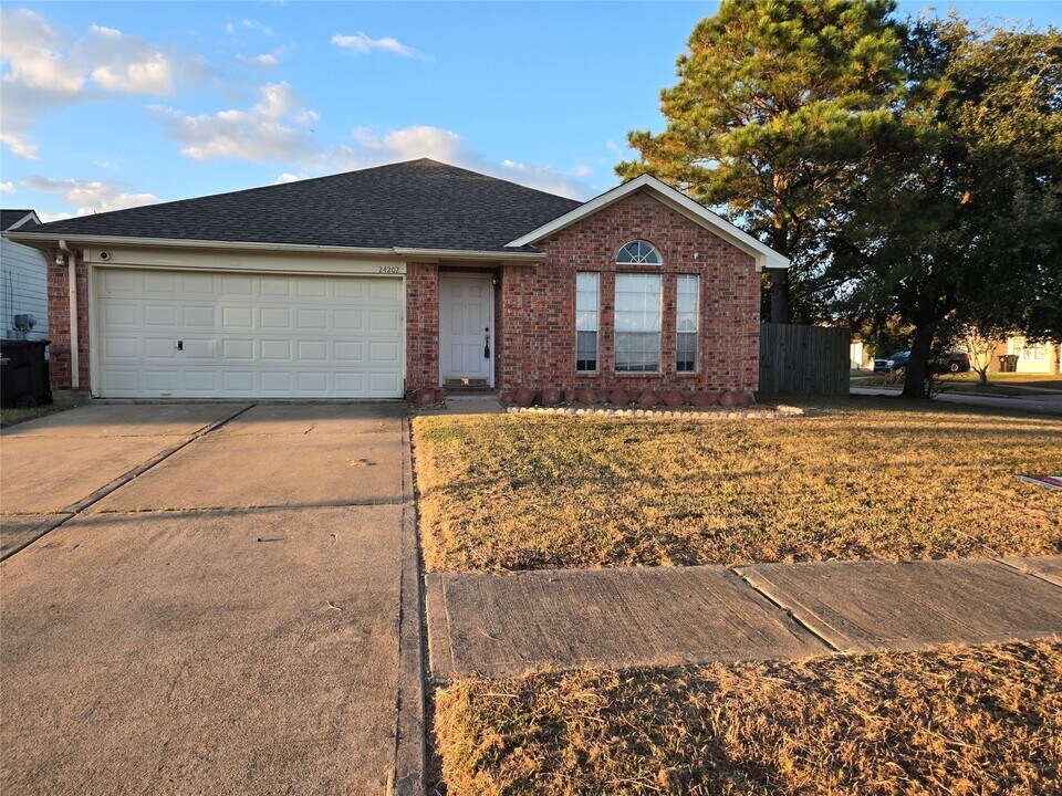 24202 Bar Kay Ln in Hockley, TX - Foto de edificio