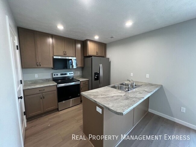 3 Bedroom 1.5 Bathroom Townhome in Sioux Falls, SD - Building Photo - Building Photo