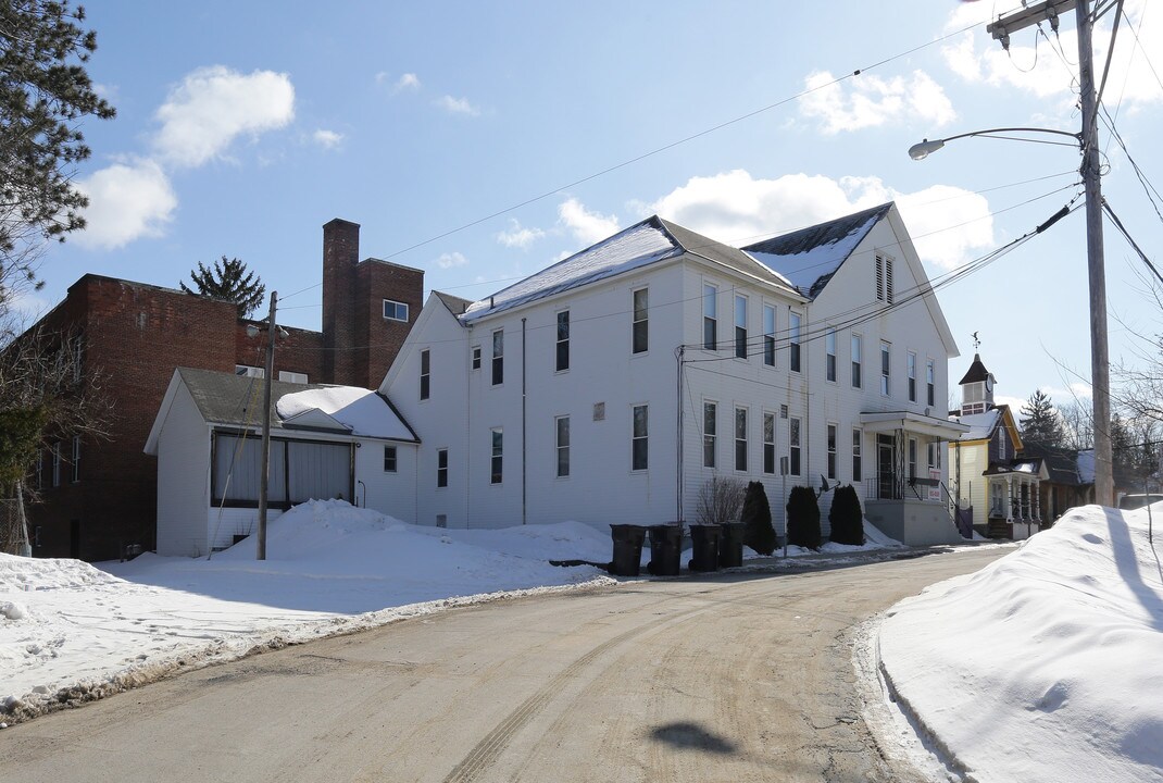 105 Mill St in Corinth, NY - Foto de edificio