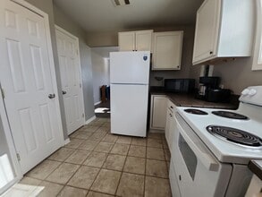 1902 Grant St in Nederland, TX - Foto de edificio - Building Photo