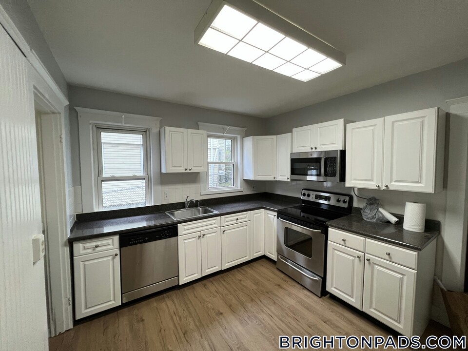 72 Nonantum St in Boston, MA - Building Photo