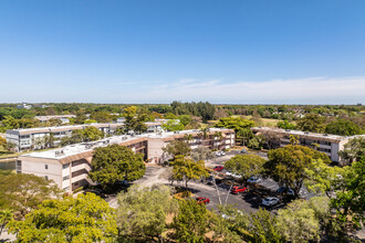 Sands Point Condominium in Tamarac, FL - Building Photo - Building Photo