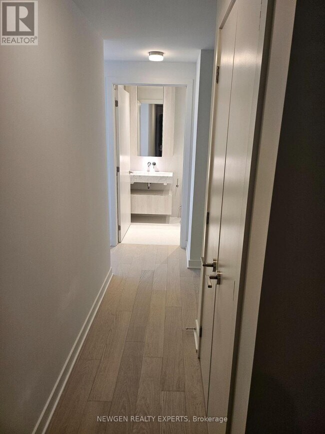 11 Yorkville Ave in Toronto, ON - Building Photo - Building Photo