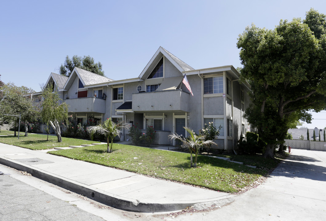 6904-6916 Balboa Blvd in Van Nuys, CA - Building Photo