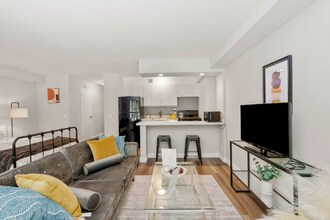 98 E Banks St in Chicago, IL - Building Photo - Building Photo