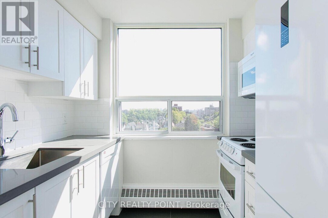 490-490 Eglinton Ave E in Toronto, ON - Building Photo