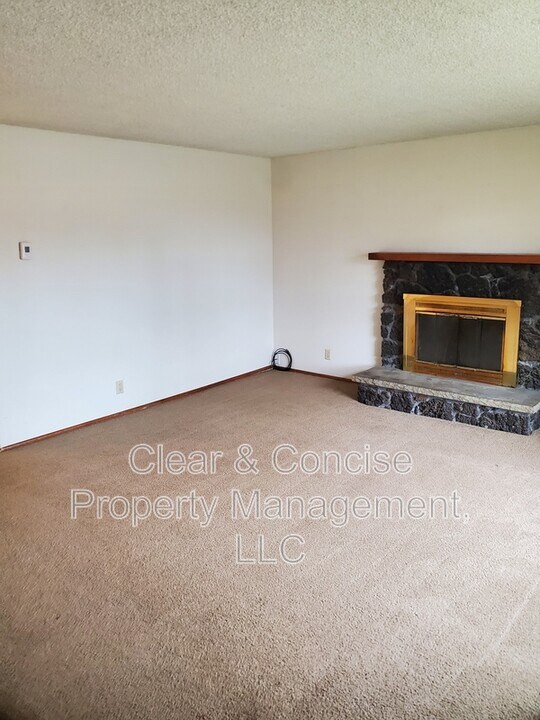 2535 Benson Ln in Eugene, OR - Building Photo