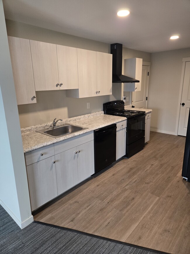 12 W 5th St, Unit 1 in Lowell, MA - Foto de edificio - Building Photo