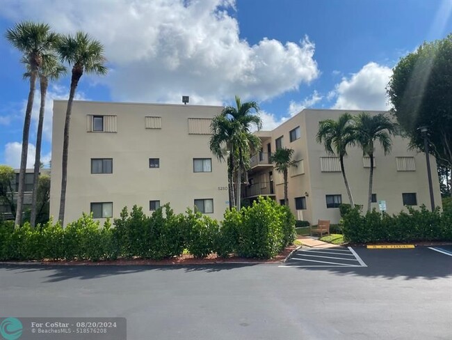 5250 Las Verdes Cir in Delray Beach, FL - Foto de edificio - Building Photo