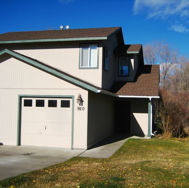 property at 978-980 NE Hidden Valley Dr