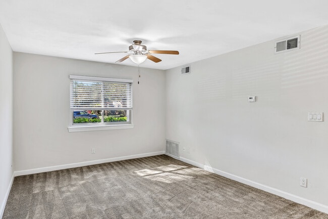 Waterford Apartments in Virginia Beach, VA - Building Photo - Building Photo