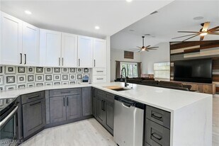 9624 Crescent Garden Dr in Naples, FL - Building Photo