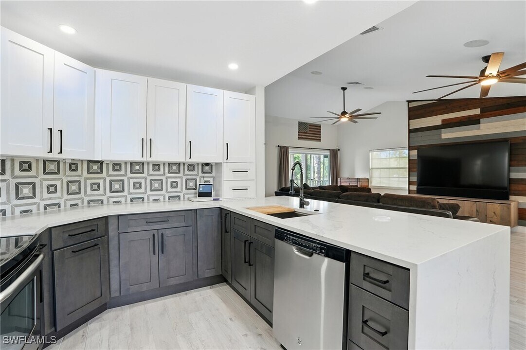 9624 Crescent Garden Dr in Naples, FL - Foto de edificio