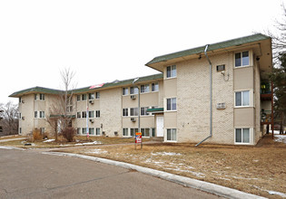 Hudson Gardens Apartments in St. Paul, MN - Building Photo - Building Photo