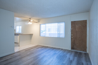 Diplomat South Apartments in Torrance, CA - Building Photo - Interior Photo