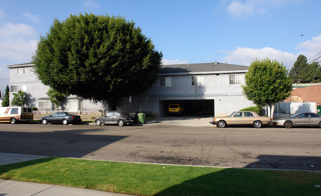 211 N Cedar Ave in Inglewood, CA - Foto de edificio - Building Photo