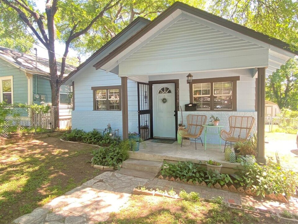 2309 E 11th St in Austin, TX - Building Photo