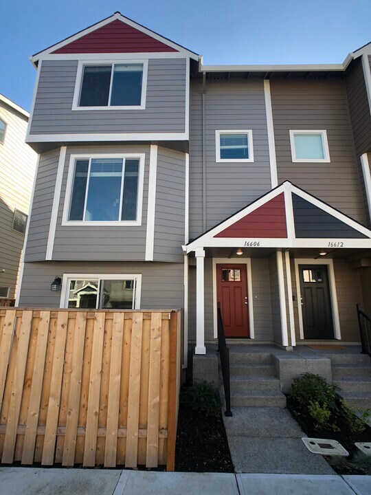 16606 Southwest Barsotti Street in Aloha, OR - Building Photo