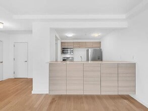 91-16 Shore Front Pkwy in Queens, NY - Building Photo - Building Photo