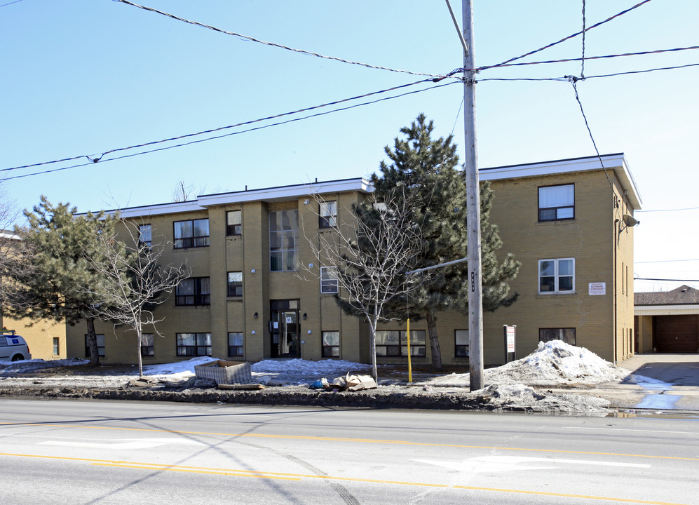 833 Wilson Ave in Toronto, ON - Building Photo