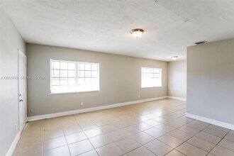 20111 NW 12th Ave in Miami, FL - Foto de edificio - Building Photo