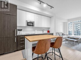 330 Richmond St W in Toronto, ON - Building Photo