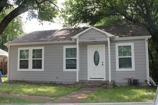 1008 Peak St in Denton, TX - Building Photo