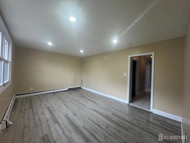 556 Roosevelt Ave, Unit 1 in Carteret, NJ - Building Photo - Building Photo