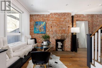 221 Crawford St in Toronto, ON - Building Photo - Building Photo