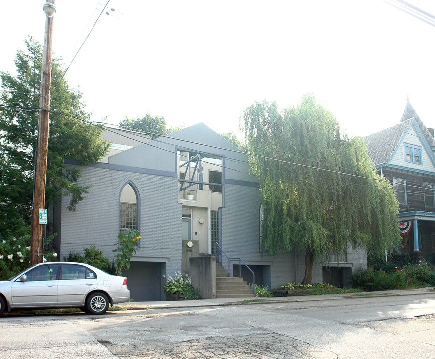 675 College St in Pittsburgh, PA - Foto de edificio