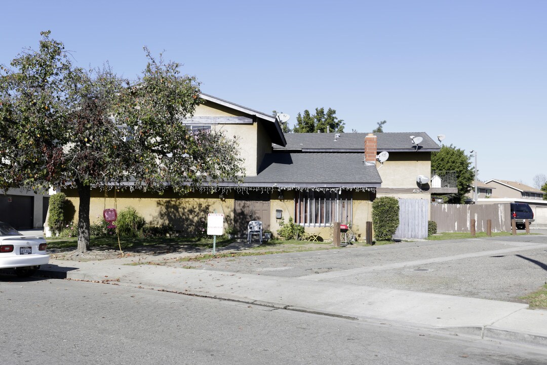 7431 Carie Ln in Stanton, CA - Foto de edificio