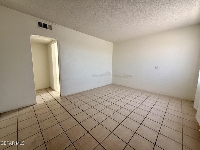 5901 Trowbridge Dr in El Paso, TX - Building Photo - Building Photo