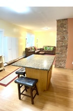 206 California Ave, Unit 204C-1 in Providence, RI - Foto de edificio - Building Photo