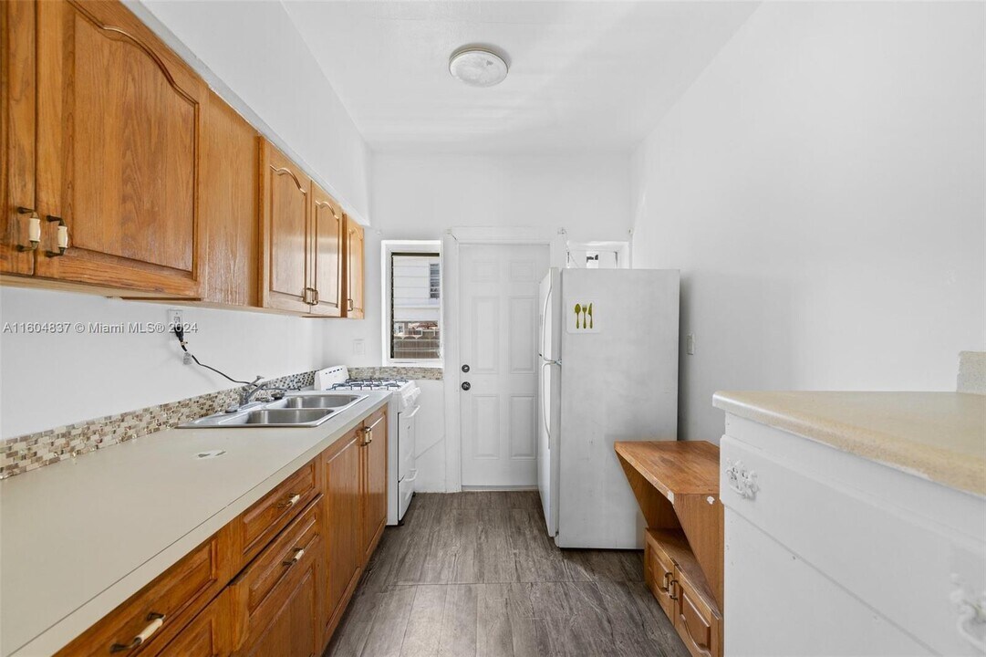 8135 Crespi Blvd, Unit 3 in Miami Beach, FL - Building Photo